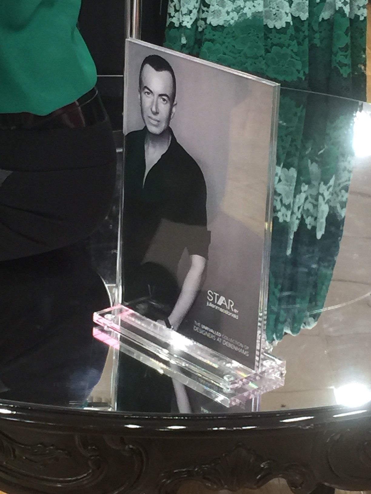 Poster holder Premium quality with Base Polished with clear bumper feet